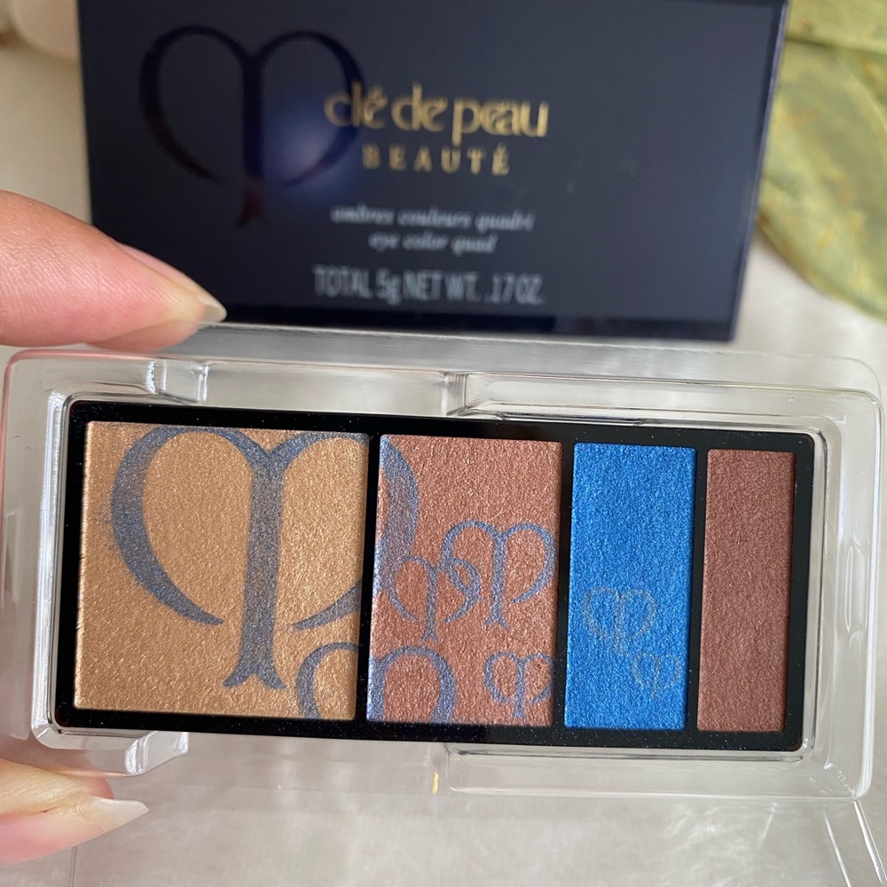 CLE DE PEAU Eye Color Quad Palette - Gold, Blue, Brown - Picture 7 of 9